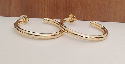 Brinco Argola Tubo Lisa M Banhada em Ouro 18k.