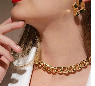 Colar Choker Corrente Elos Torcidos  Banhado em Ouro 18 k.