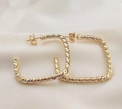 Brinco Argola Quadrado Torcido Banhado em Ouro 18K.
