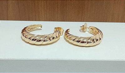 Brinco Argola Semi Aberta com Detalhes em Listras  Banhado em Ouro 18 k.