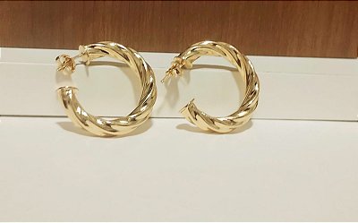 Argola Tubo Torcido Tamanho M Banhado em Ouro 18 k.