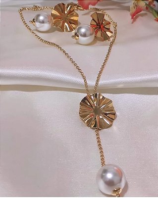 Conjunto Colar e Brinco com Detalhe Martelado e Pérola Banhado em Ouro 18 k.