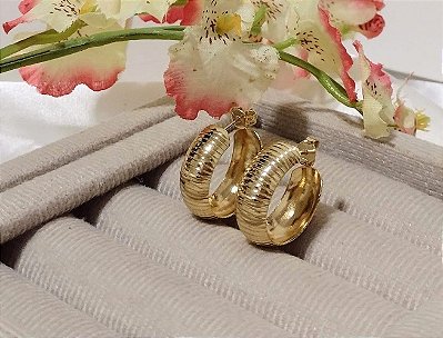 Brinco Argola Semi Aberta com Detalhes em Listras  Banhada em Ouro 18 k.