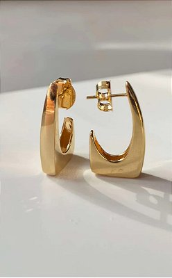 Brinco Meia Argola Lisa Retangular Banhado em Ouro 18 K.