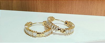 Argola Cravejada Zircônia Cristal  Banhada em Ouro 18 k.