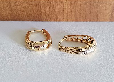 Brinco Argola Oval Texturizado Banhado em Ouro 18 K.