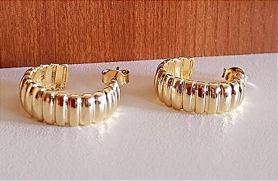 Brinco Argola Semi Aberta com Detalhes Ondulados Banhado em Ouro 18 k.