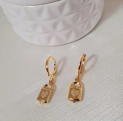Brinco Argolinha Pingente Cadeado Banhado em Ouro 18 k.