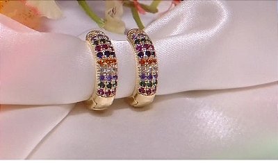 Brinco Argola Clique Cravejada com Zircônia Colorida  Banhado em Ouro 18 k.