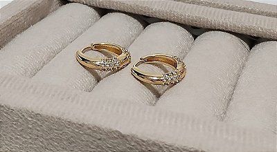 Brinco Argola Click com Detalhes Zircônia Banhada em Ouro 18 k.