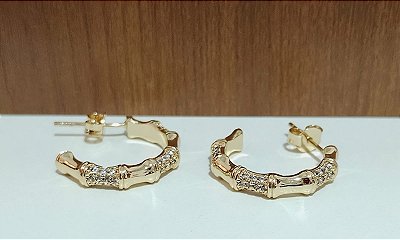 Brinco Argola Semi Aberta com Detalhes Zircônia Banhado em Ouro 18 k.