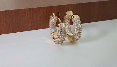 Argola Cravejada com Zircônia Cristal  Banhada em Ouro 18 k.