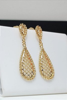 Brinco Gota com Detalhes Vazado Banhado em ouro 18 k.