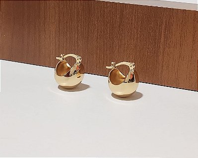 Brinco Capacete Banhado em Ouro 18k.