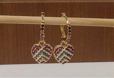 Brinco Argolinha com Coração Pedras Zircônia Colorido Banhada em Ouro 18 k.
