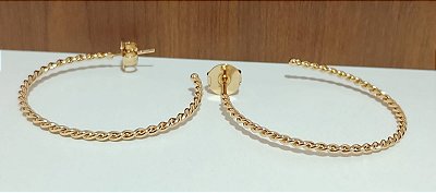 Brinco Argola Fina Detalhes Torcido  Banhado em ouro 18 k.