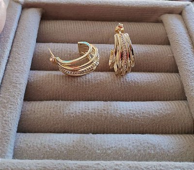 Brinco Argola com Detalhes Zircônia Banhada em Ouro 18 k.