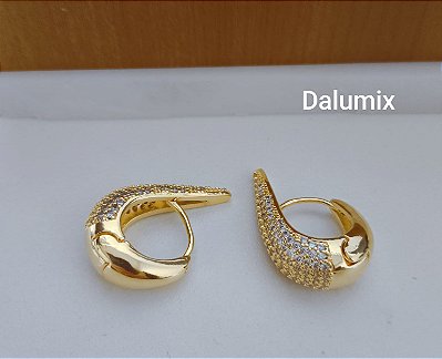 Brinco Argola Cravejada com Zircônia Banhada em Ouro 18 k.