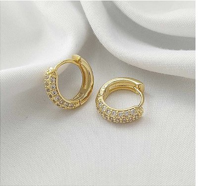 Argola Cravejada Zircônia Cristal  Banhada em Ouro 18 k.