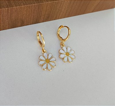 Brinco Argola Clique Margarida Branca  Banhado em Ouro 18 k