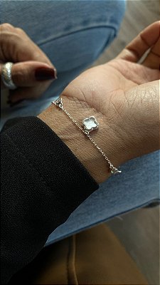Pulseira trevos madrepérola com pontos de luz