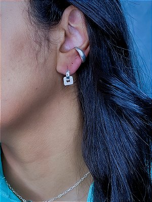 Brinco argolinha click com pingente quadrado cravejado