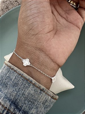 PULSEIRA 3 TREVOS MADREPÉROLA CONTORNO CRAVEJADO