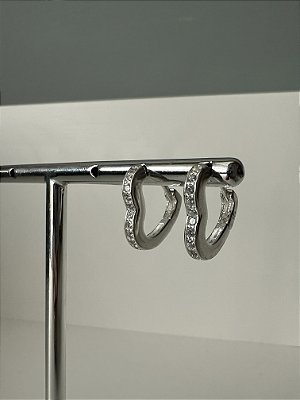 Brinco formato coração cravejado G