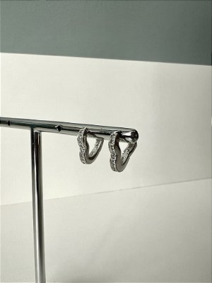 Brinco formato coração cravejado M