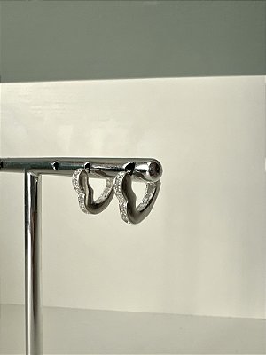 Brinco formato coração cravejado P