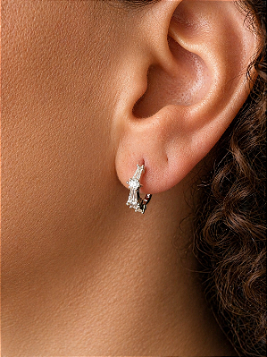 Argola de click com zirconias em navete