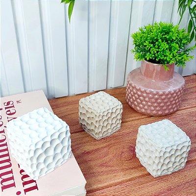 Escultura Cubo Coral Minimalista