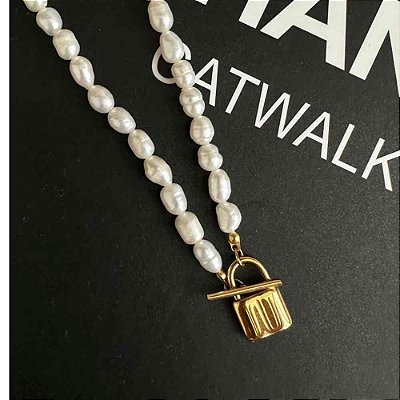 Colar Choker de Pérolas Barrocas e Pingente Cadeado