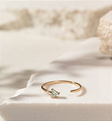 Anel Dourado Slim com Cristal Azul Triangular