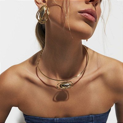 Choker Rígida com Pingente Oval Orgânico - Banho de Ouro 18k