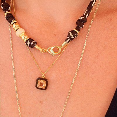 Colar Amber com Pingente Quadrado em Resina Marrom & Citrino