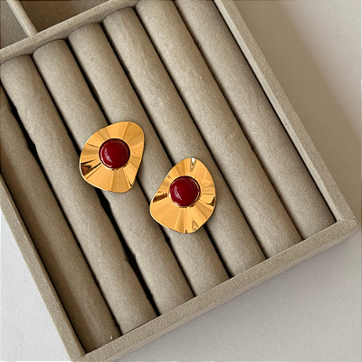 Brinco Escultural Banho de Ouro 18K com Resina Nude ou Burgundy