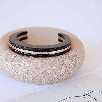 Bracelete Preto com Detalhe em Banho de ouro 18K