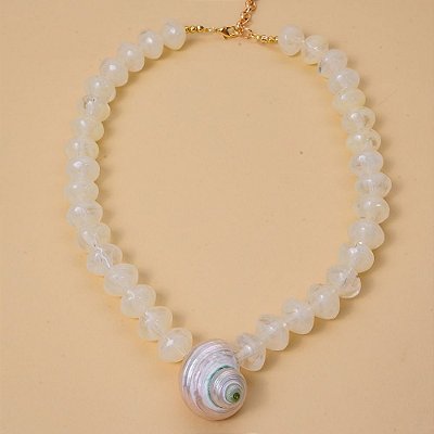 Colar Maximalista de Resina com Concha Natural – Banho de Ouro 18k