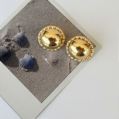 Brinco Botão Médio com Borda Texturizada em Banho de Ouro