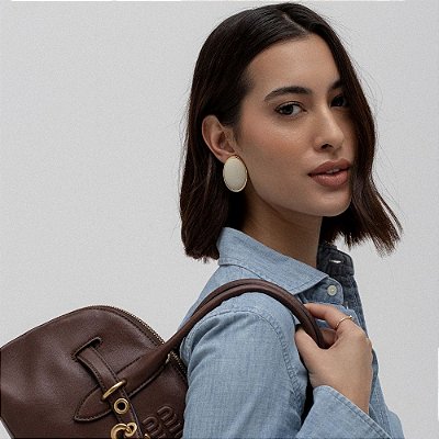 Brinco Maxi Oval com Resina Off White e Banho de Ouro 18K