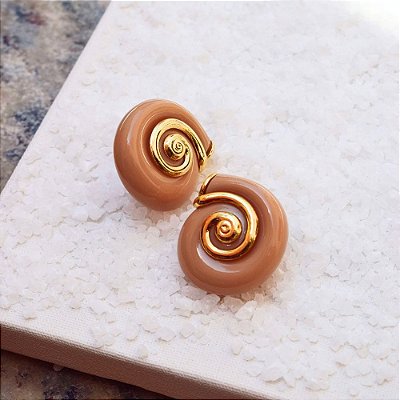 Brinco Caracol em Resina Bege Champagne – Banho de Ouro 18k