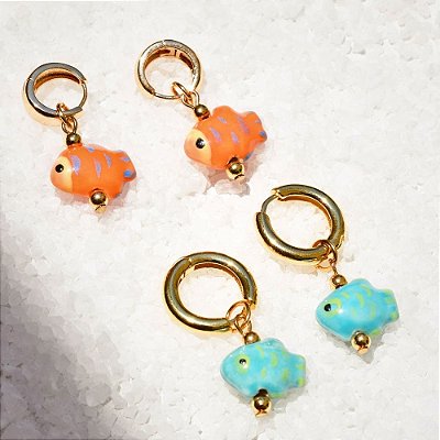 Argola P com Pingente de Peixinhos – Banho de Ouro 18k