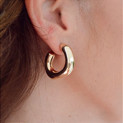 Argola Lisa Bold Média – Banho de Ouro 18k