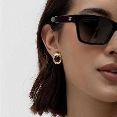 Brinco Petra Desing Oval com Resina Preta em Banho de Ouro 18k