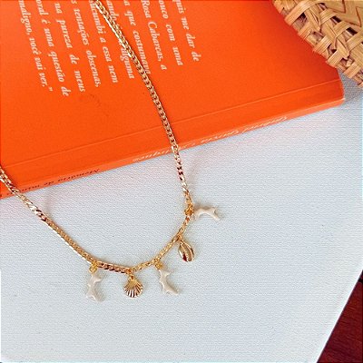 Colar Maresia com Pingentes de Coral e Conchas em Banho de Ouro 18k