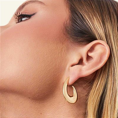 Argola Curve Slim – Brinco Meia Argola Orgânica Banhado à Ouro