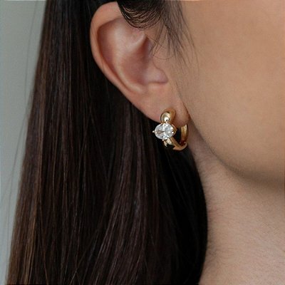 Argola Aura – Bold P com Zircônia Central Banhada à Ouro