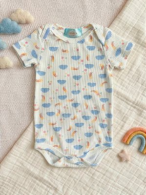 Body Bebê Canelado Nuvens Manga Curta Gola Americana