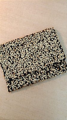 Bolsa envelope preta com lantejoulas